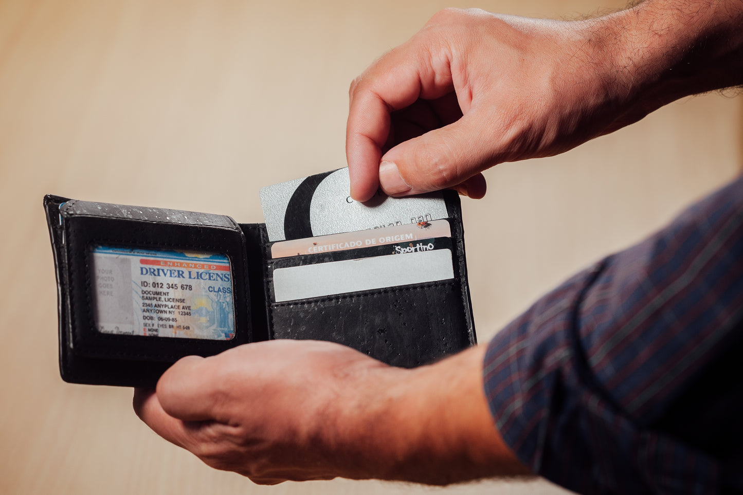 <transcy>VEGAN WALLET WITH VEGETABLE LEATHER CARD HOLDER</transcy>